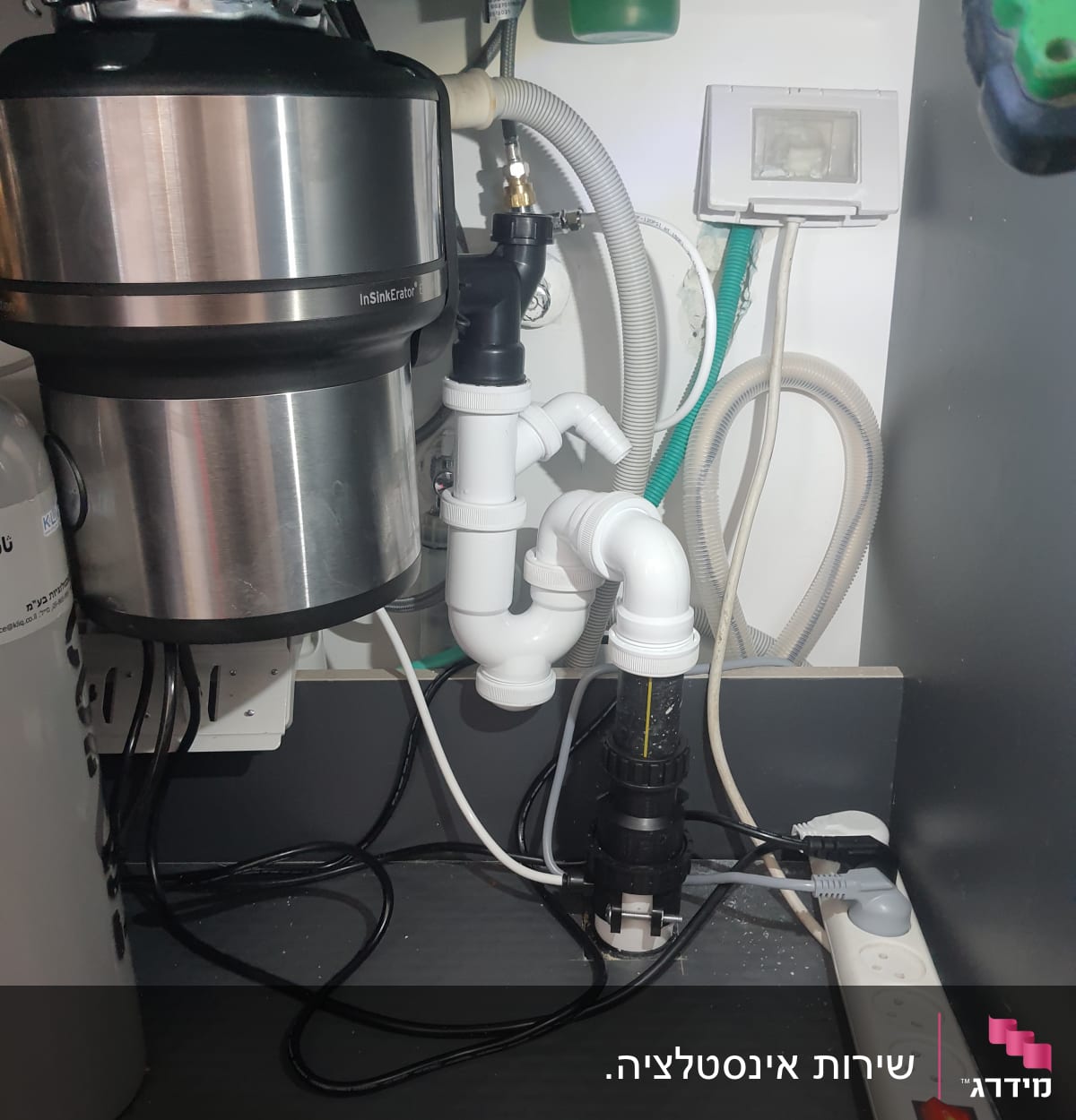 צנרת מתחת לכיור עם מסנן ומחברים